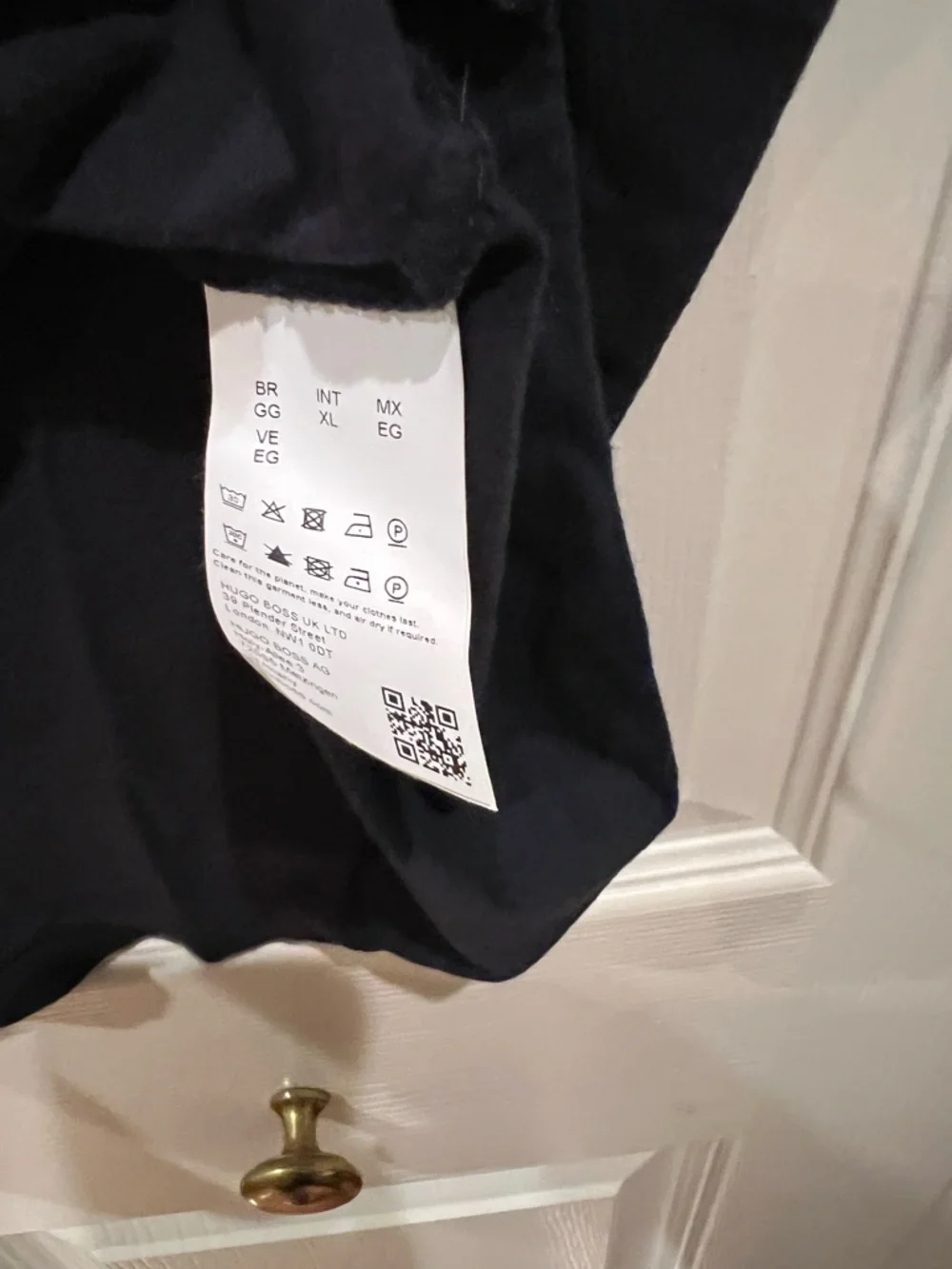 Hugo Boss Black Short-Sleeve Tee with Red Logo Patch - Picture 4 of 4